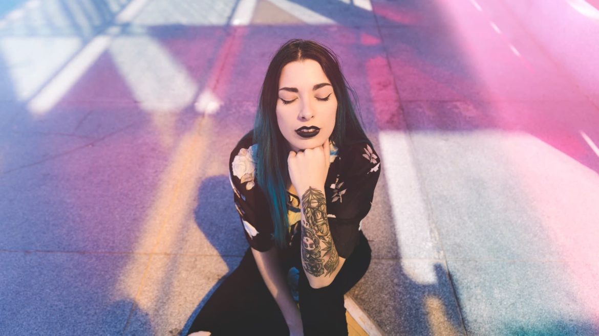 “Heroin chic” volta ao debate na beleza e reacende discussão sobre padrões extremos