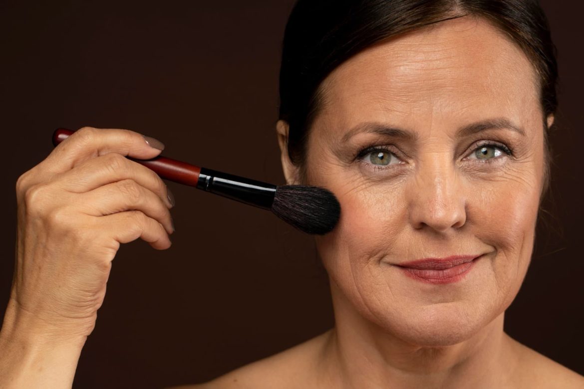 Blush na pele madura ganha protagonismo com técnicas que valorizam luminosidade e acabamento natural