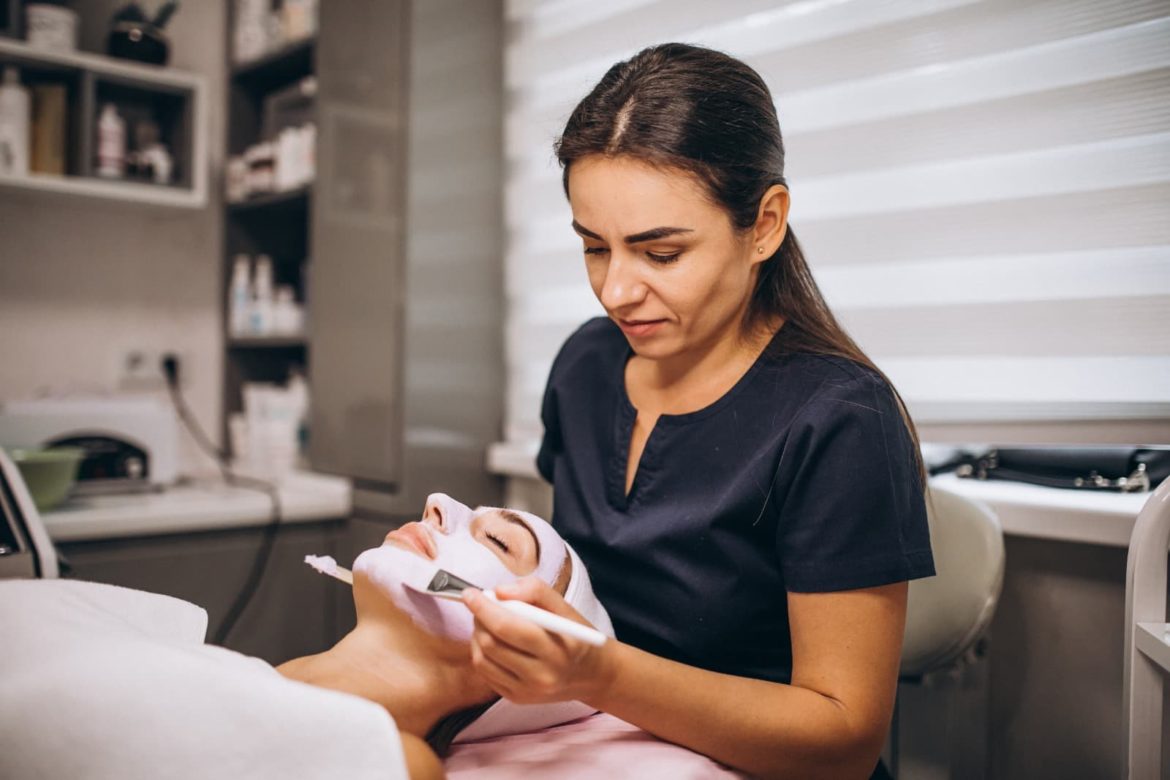 Unifor disponibiliza e-book gratuito sobre graduação em Estética e Cosmética e destaca formação voltada ao mercado